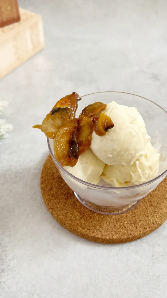 バニラアイスにさばチップスを添えて